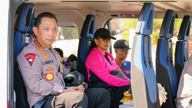 kapolri-jenderal-listyo-sigit-prabowo-melakukan-patroli-udara-meninjau-area-yang-terdampak-banjir-di-tapanuli-tengah-sumatera--1764567183788_169